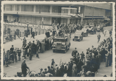 879266 Afbeelding van enkele militaire voertuigen op de Viebrug te Utrecht, tijdens de intocht van de geallieerden, met ...